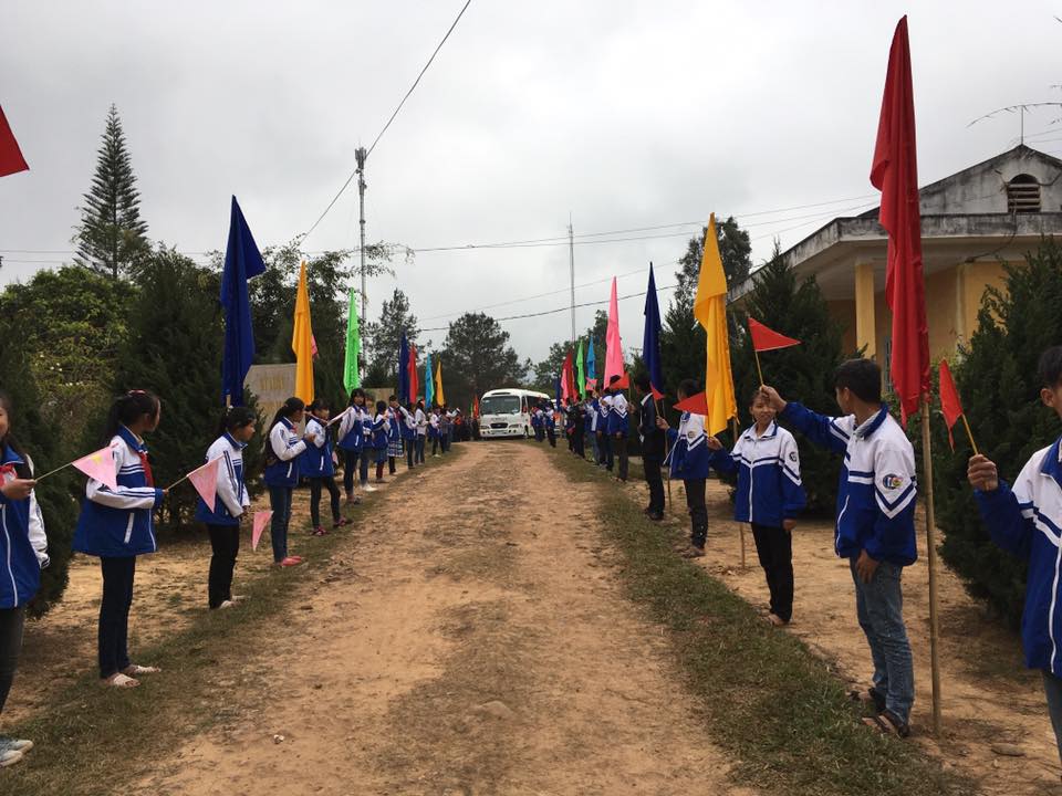 Tập thể cán bộ giáo viên và học sinh trường THPT Nậm Pô tham dự lễ giao nhận quân 2017