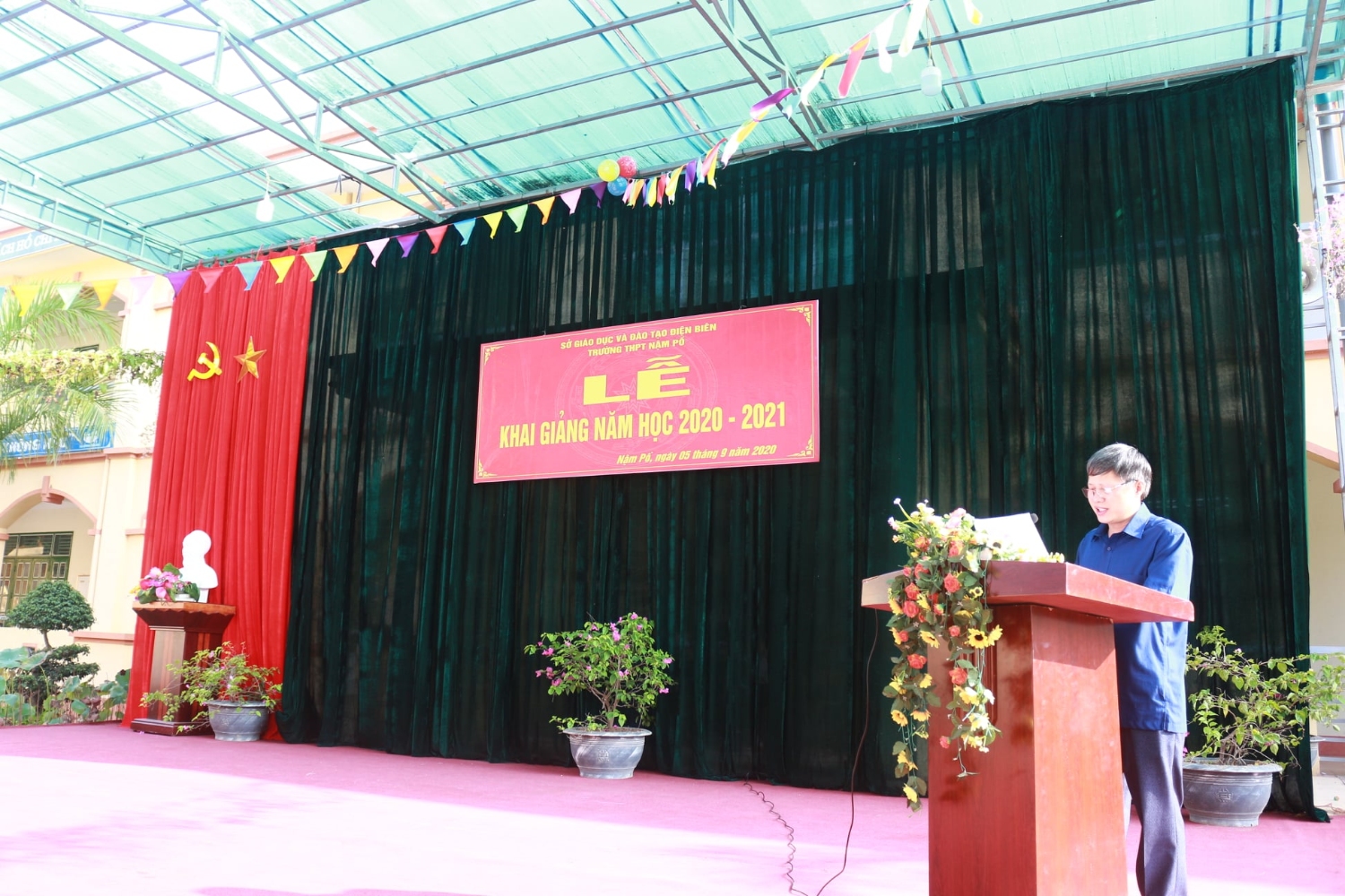 Đồng chí Chẻo A Xoang Ủy viên Ban thường trực Huyện ủy, Phó Chủ tịch Hội đồng nhân dân Huyện đọc thư chào mừng năm học mới của Tổng bí thư, Chủ tịch nước Nguyễn Phú Trọng