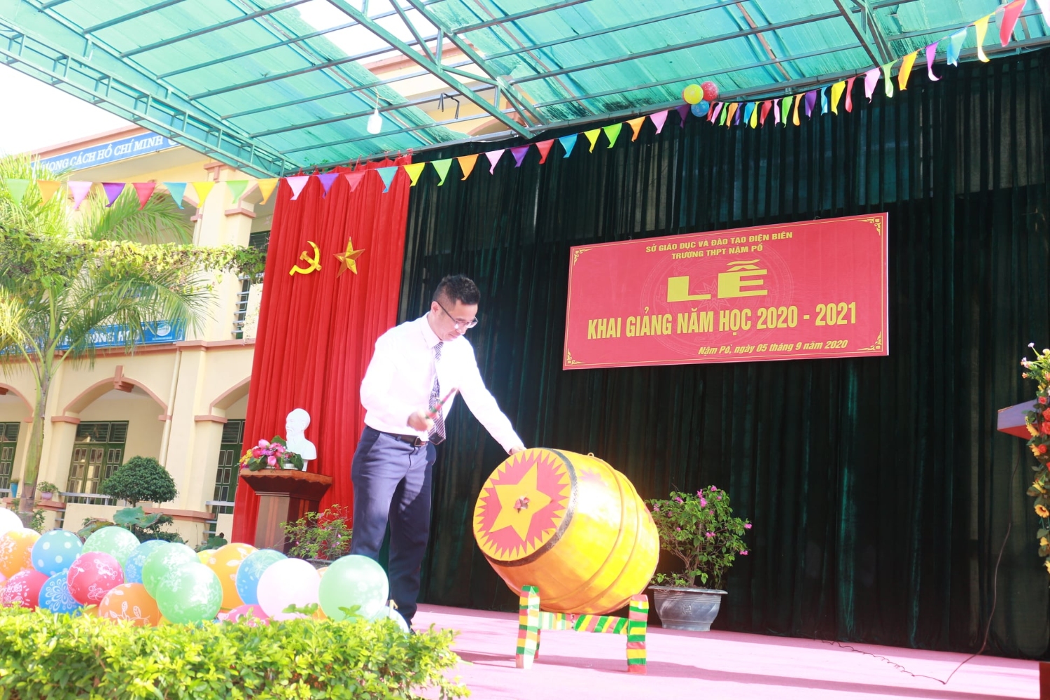 Thầy Lương Đình Tuấn Bí Thư Đảng bộ, Hiệu trưởng nhà trường đọc diễn văn khai giảng năm học mới, và đánh trống khai trường