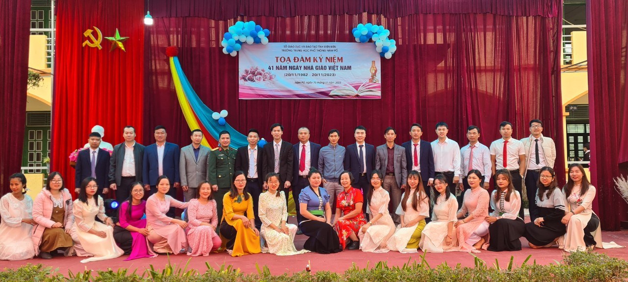 Tập thể hội đồng sư phạm nhà trường và các khách mời