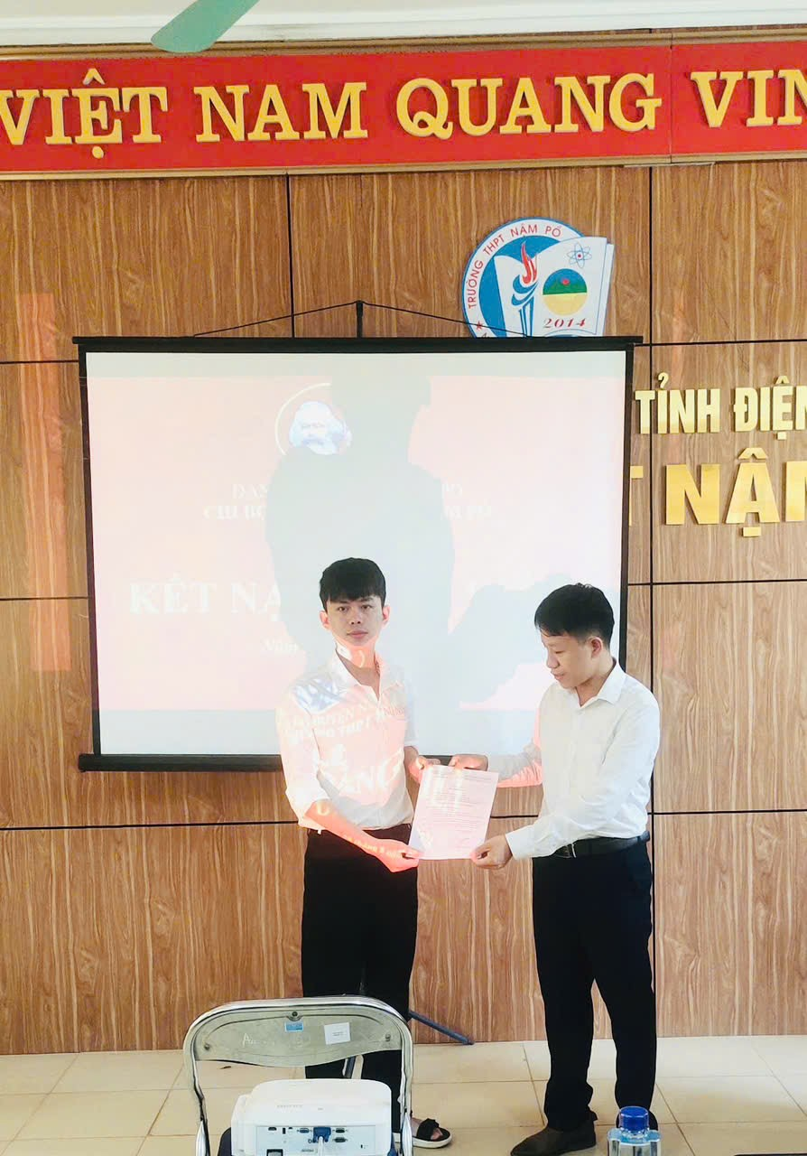 LỄ KẾT NẠP ĐẢNG VIÊN MỚI  VÀ TRAO THẺ ĐẢNG VIÊN